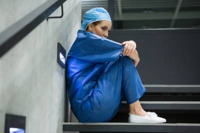 b2ap3_thumbnail_surgeon-female-concerned-scrubs.jpg